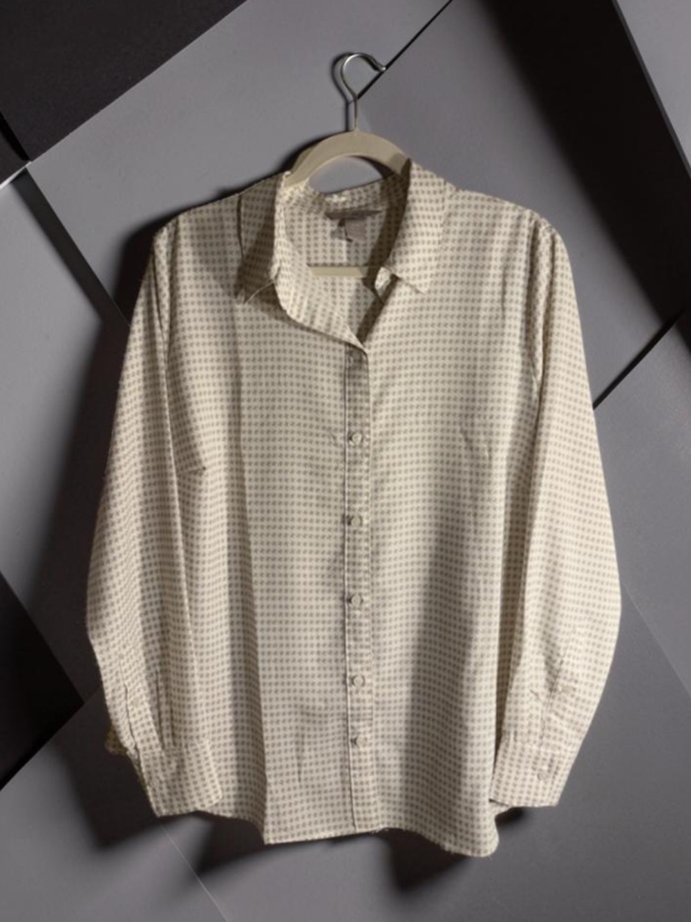 H&M Women’s Cream and Tan Button-Up Shirt with Subtle Herringbone Print